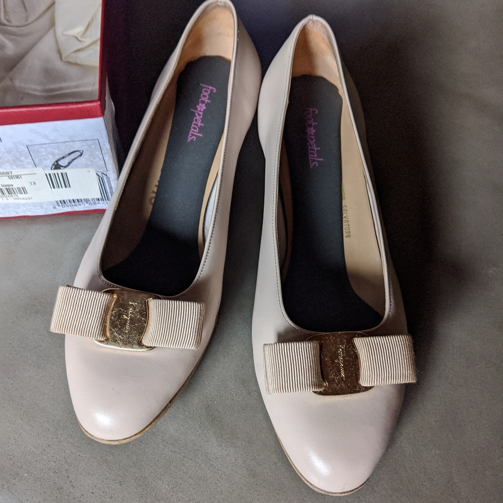 Salvatore Ferragamo Vara Leather Kitten Heel - Picture 4 of 8